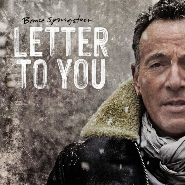 Nahaufnahme von Bruce Springsteen in Winterkleidung mit dem Albumtitel Letter To You im Hintergrund.