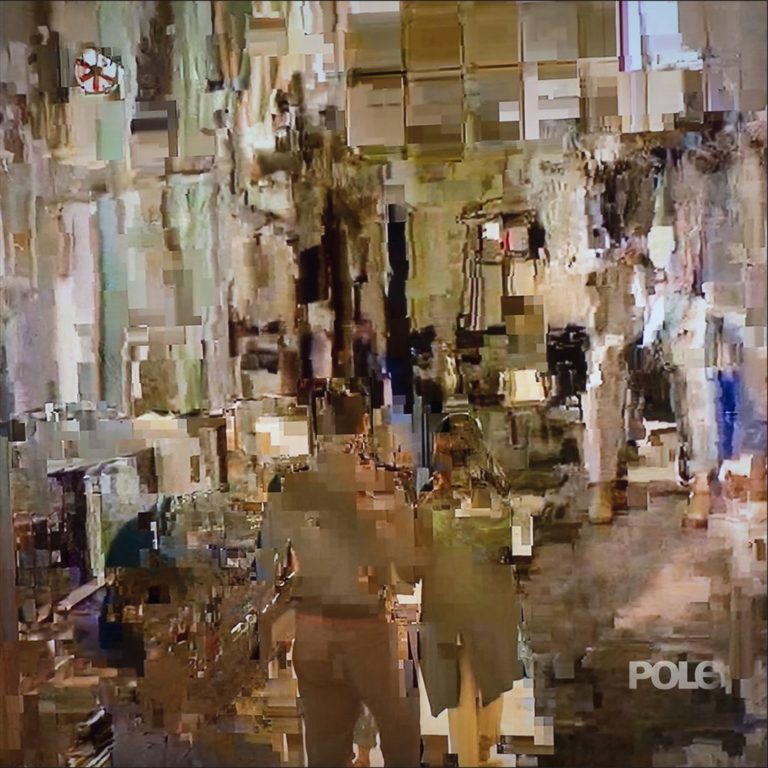 Abstrakte, verpixelte Darstellung einer urbanen Szene mit Menschen.