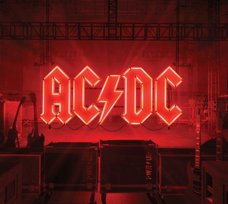 Rotes Bühnenbild mit leuchtendem AC/DC-Logo und Gitarren im Hintergrund