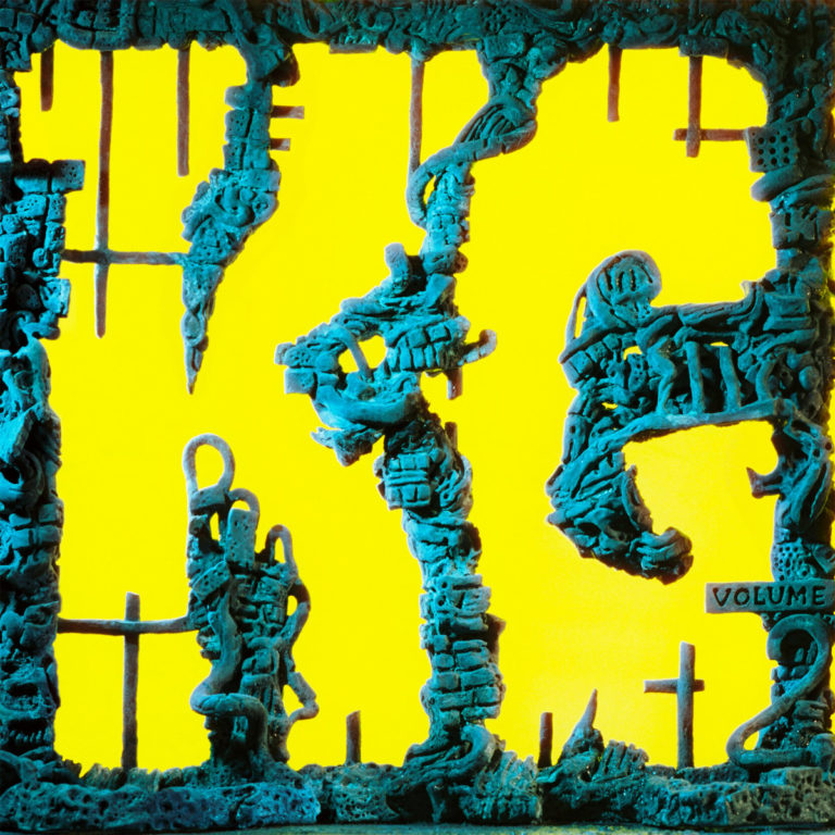 Blaues, strukturiertes K und G auf gelbem Hintergrund mit Volumen-Element.