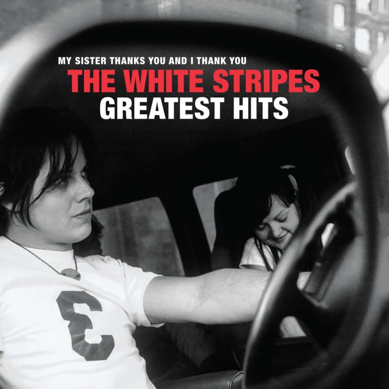 Schwarz-weißes Foto von zwei Personen in einem Auto, mit rotem Text The White Stripes Greatest Hits.
