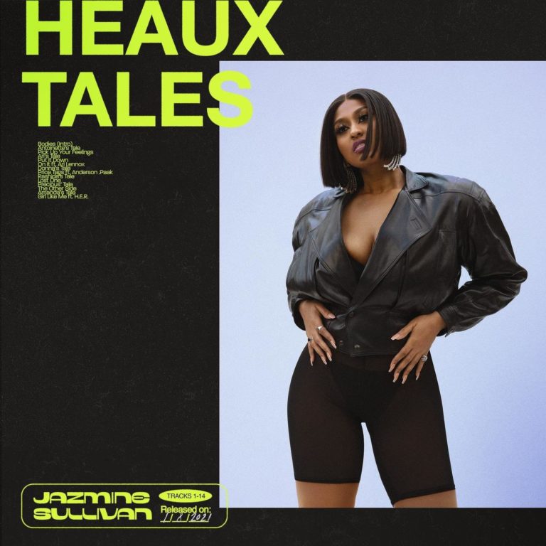Albumcover von Jazmine Sullivan – Heaux Tales: Die Sängerin steht selbstbewusst in schwarzer Lederjacke und Radlerhose vor hellblauem Hintergrund, Albumtitel in neongelber Schrift.