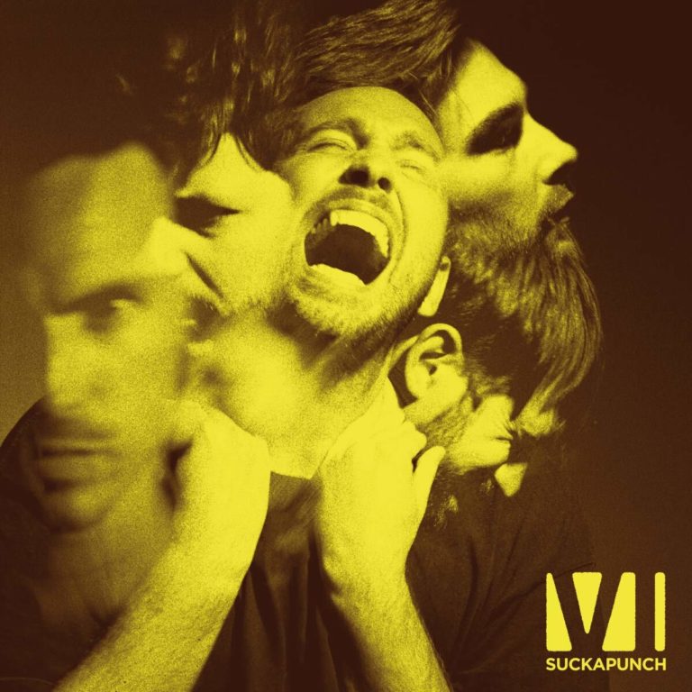 Mehrfachbelichtetes, gelb getöntes Porträt von You Me At Six Frontmann Josh Franceschi, der mit weit aufgerissenem Mund schreit, umgeben von verschwommenen Bandmitgliedern.