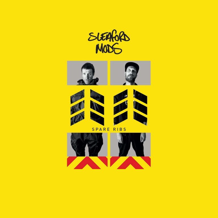 Albumcover von Sleaford Mods – Spare Ribs: Knallgelber Hintergrund mit zwei Schwarzweißfotos der Bandmitglieder, dazwischen schwarze und rote grafische Pfeilmotive.