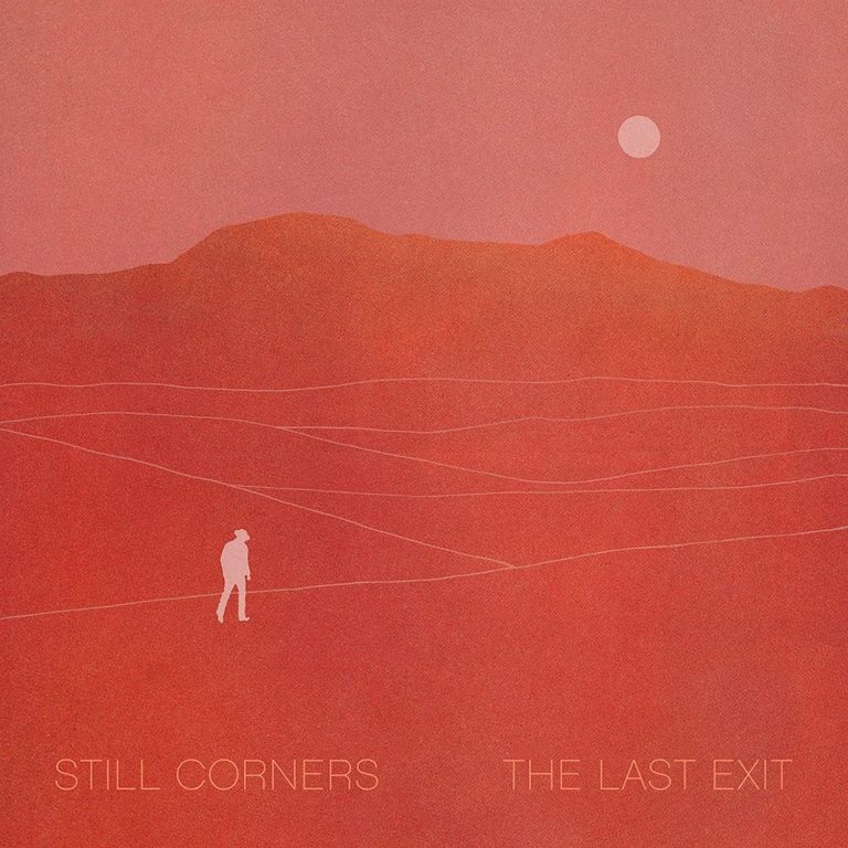 Albumcover von Still Corners – The Last Exit: Minimalistische Wüstenlandschaft in Rottönen mit einer kleinen weißen Silhouette einer gehenden Person und einer Sonne am Himmel.