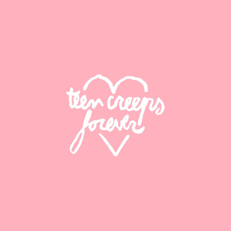 Albumcover von Teen Creeps – Forever: Rosa Hintergrund mit handschriftlich weiß gezeichnetem Herz und dem Text „teen creeps forever“ in der Mitte.