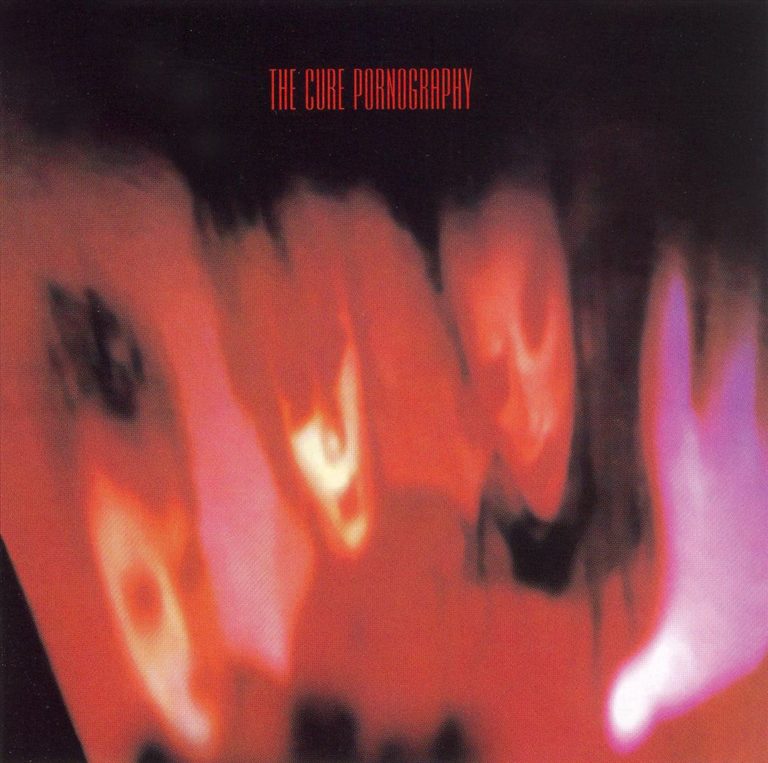 Albumcover von The Cure mit verschwommenen Gesichtern und rotem Hintergrund.