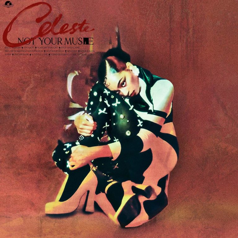 Celeste sitzt auf dem Boden in einem kunstvoll stilisierten Look mit Plateauschuhen, leuchtenden Mustern und melancholischem Blick – Retro trifft Empowerment.