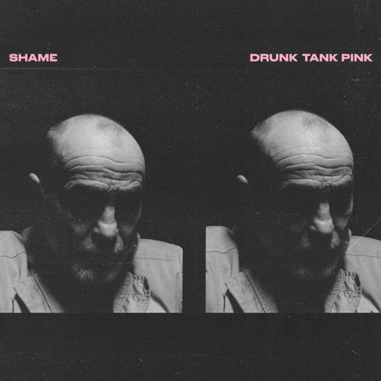 Doppeltes, schwarz-weißes Porträt eines kahlköpfigen Mannes im Halbschatten, mit strengem Blick nach unten, Albumtitel Drunk Tank Pink von Shame in pinker Schrift.