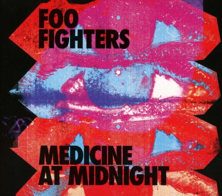 Poppiges Cover-Artwork mit roter, pinker und blauer Farbexplosion – stilisierte Lippenmotive treffen auf tanzbare Rockästhetik der Foo Fighters.