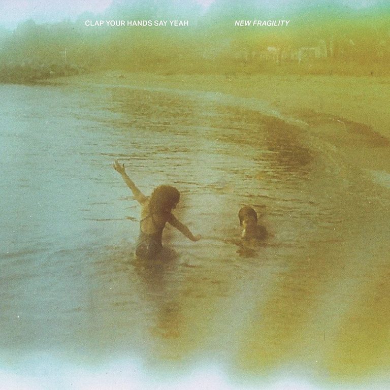 Verwaschenes, sepiafarbenes Albumcover mit zwei Personen im seichten Wasser an einem Strand, umgeben von weichem Licht und nostalgischer Unschärfe.