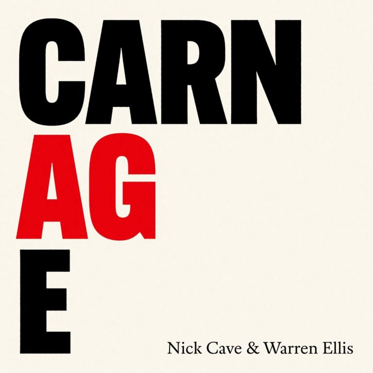 Albumcover mit großem Blockschrift-Schriftzug „CARNAGE“ – wobei die Buchstaben „AG“ in kräftigem Rot und der Rest in Schwarz auf hellem Grund erscheinen.