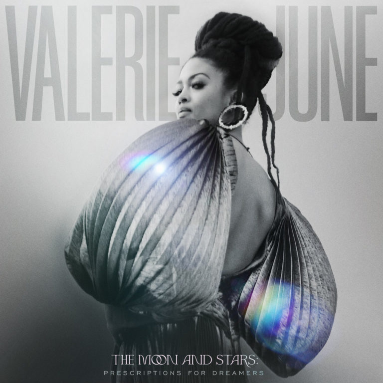 Schwarz-weißes Albumcover von Valerie June mit irisierendem Lichtreflex: Die Künstlerin blickt über die Schulter in die Kamera, ihr extravagantes Kleid wirkt wie eine skulpturale Hülle. Der Schriftzug „Valerie June“ ragt überdimensional hinter ihr auf, unten ist der Titel des Albums dezent platziert. Der Look ist verträumt, stark und futuristisch-elegant.