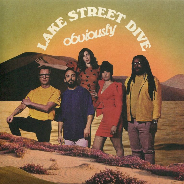 Cover des Albums „Obviously“ von Lake Street Dive: Die fünf Bandmitglieder stehen vor einer stilisierten Wüstenlandschaft mit pastelligem Himmel. Ihre Kleidung ist farbenfroh, die Szenerie wirkt wie eine retro-futuristische Collage mit warmem Vintage-Charme.