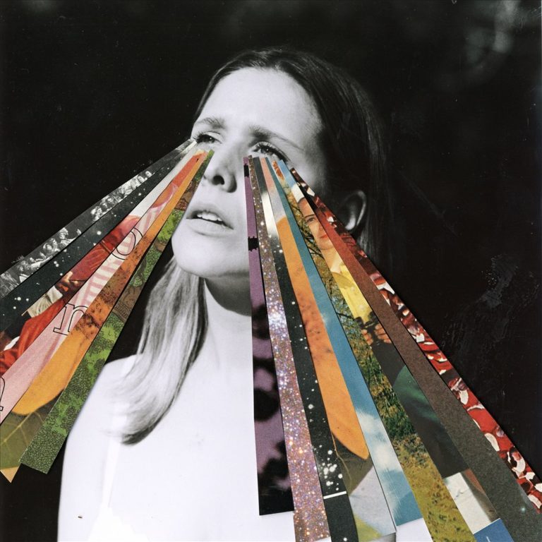 Schwarz-weißes Porträt einer Frau mit offenen Augen, aus denen farbenfrohe Collage-Strahlen nach unten leuchten – surreal, emotional, verspielt.