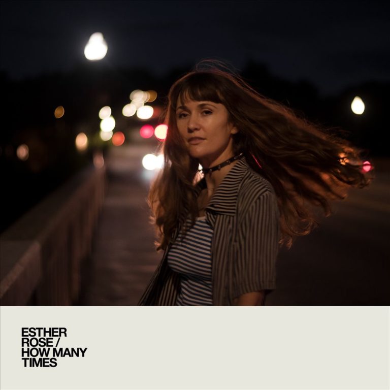 Cover des Albums How Many Times von Esther Rose: Die Künstlerin blickt bei Nacht über die Schulter, mit wehenden Haaren auf einer Brücke, im Hintergrund verschwommene Lichter.