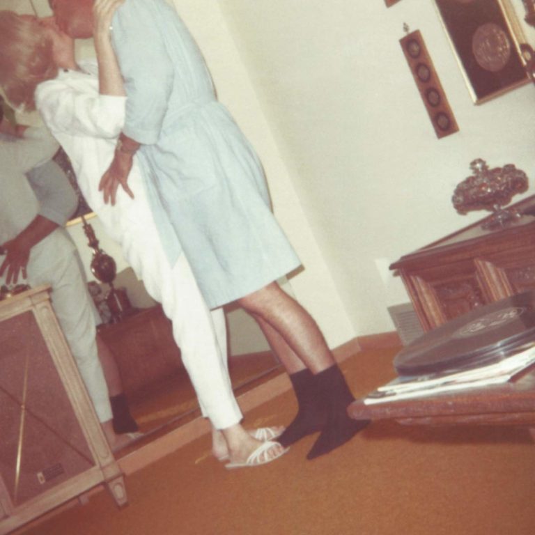 Cover des Albums Is 4 Lovers von Death From Above 1979: Retro-Foto eines Paares beim Kuss in einem Wohnzimmer, aufgenommen im Vintage-Stil mit leichter Unschärfe.