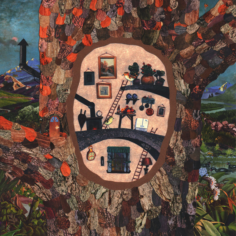 Detailreiche Collage eines aufgeschnittenen Baumstamms mit einem kindlich eingerichteten Häuschen im Inneren – liebevoll, verspielt, naturverbunden.