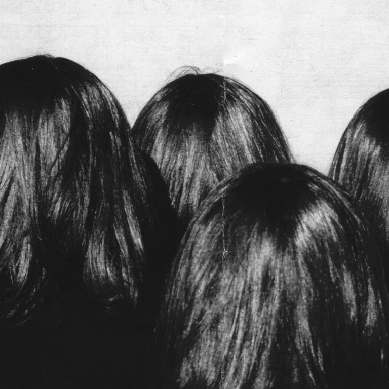 Schwarzweiß-Cover des Albums Menneskekollektivet von Lost Girls mit vier Hinterköpfen von Frauen mit langen, glänzenden Haaren, anonym und stilisiert.