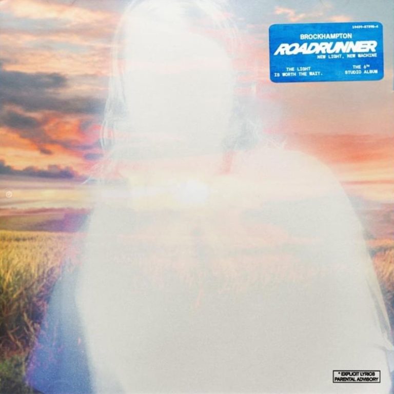 Ein verwaschenes Porträt auf einem Albumcover: Eine silberne Silhouette überlagert einen Sonnenuntergang über einem Feld – Cover von BROCKHAMPTONs Roadrunner: New Light, New Machine.