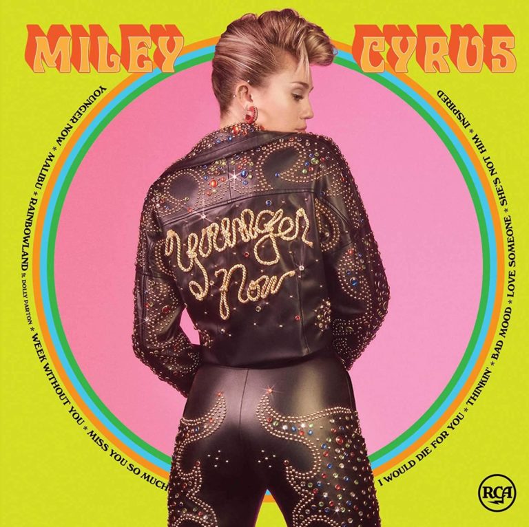 Miley Cyrus auf dem Cover von „Younger Now“ in glitzernder Lederjacke mit Schriftzug, Rockabilly-Frisur und pastelligem 50s-Design.