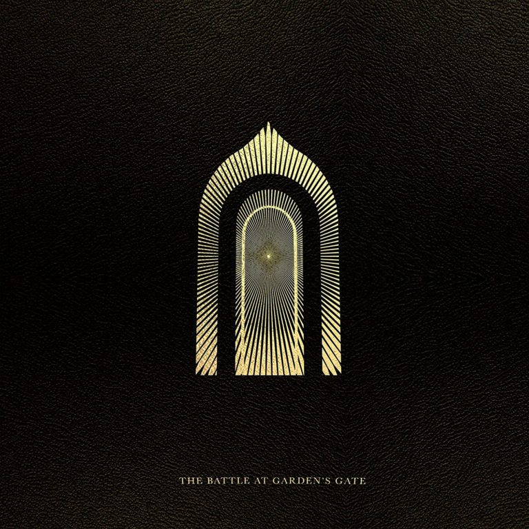 Ein stilisierter, goldener Torbogen mit strahlenförmigen Linien steht zentriert auf schwarzem Lederhintergrund – das Cover von Greta Van Fleets Album The Battle at Garden's Gate.