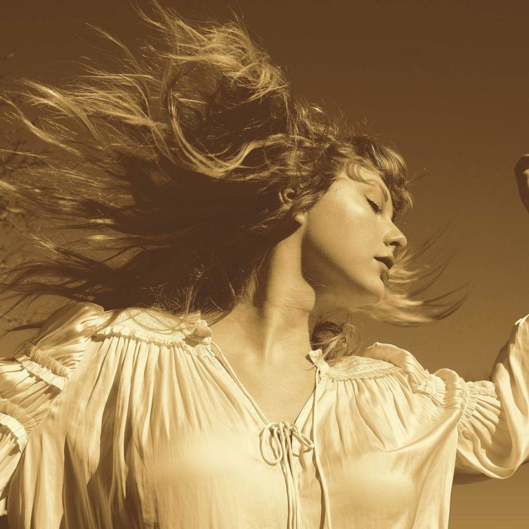 Taylor Swift mit geschlossenen Augen im Profil, das Haar vom Wind verweht – sepiafarbenes Cover ihrer Neuaufnahme Fearless (Taylor’s Version).