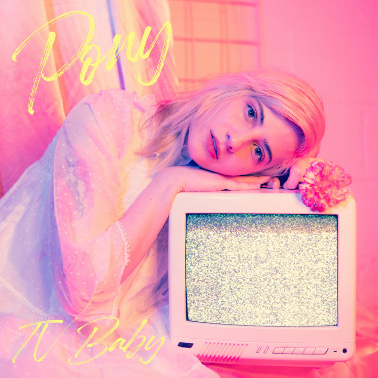 Das Albumcover zeigt eine junge Frau mit blondem Haar in einem rosa-getönten Raum. Sie liegt verträumt auf einem kleinen, alten Röhrenfernseher mit statischem Rauschen. Der Titel "Pony – TV Baby" ist in gelber Handschrift eingeblendet.