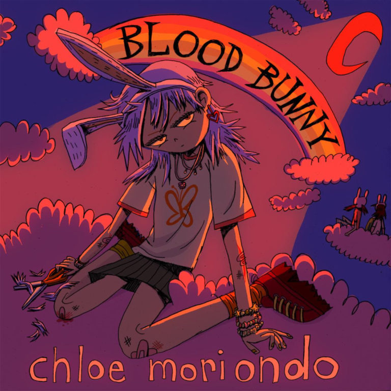 Gezeichnetes Albumcover mit einer düster-verspielten Cartoonfigur mit Hasenohren, Kratzern und Bandagen. Über ihr ein Regenbogen mit dem Titel Blood Bunny, im Hintergrund rosa Wolken und ein roter Halbmond. Unten steht chloe moriondo in kindlich verspielter Schrift.