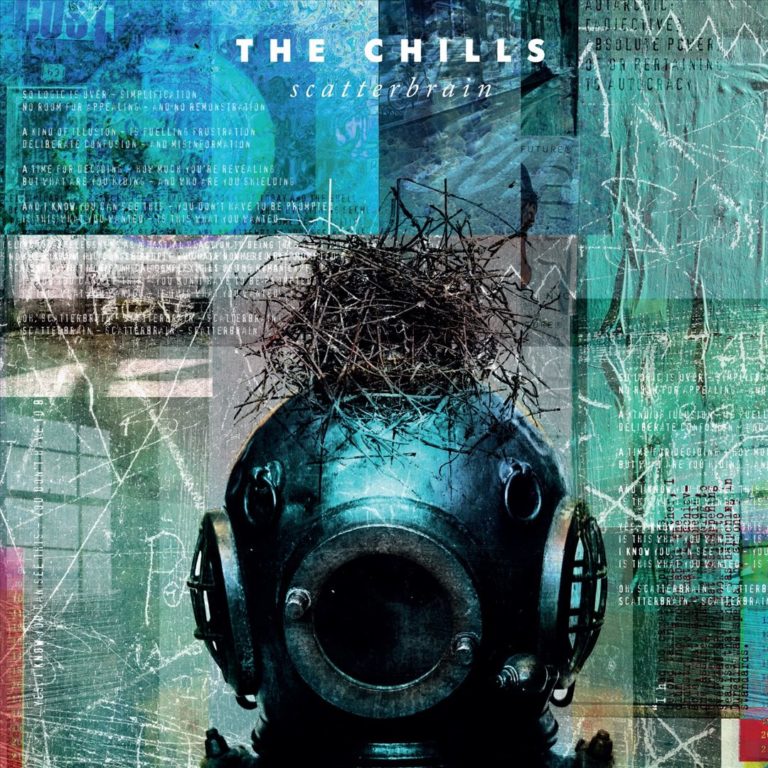 Collage-artiges Albumcover in Blau- und Grüntönen mit einem alten Taucherhelm, auf dem ein Nest aus Zweigen liegt. Im Hintergrund Textfragmente, Kritzeleien und grafische Elemente.