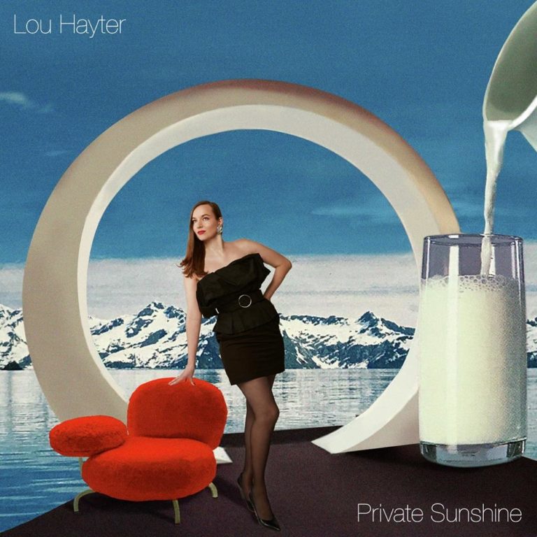 Albumcover von Lou Hayters „Private Sunshine“: Eine stilisierte Collage mit Retro-Vibes. Vor verschneiten Bergen posiert die Künstlerin in einem schwarzen Kleid neben einem roten Designersessel, während Milch in ein Glas gegossen wird – alles eingerahmt von einem großen Ring.