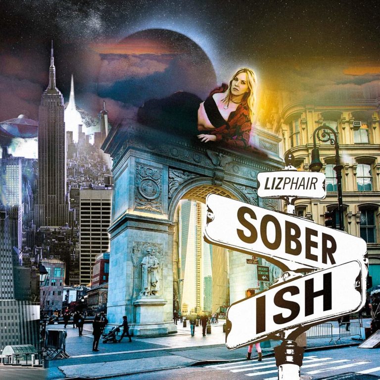 Collage-artiges Cover von Liz Phair mit Straßenschildern, New-York-Skyline, Triumphbogen und einem surrealen Himmelhintergrund mit Planeten.