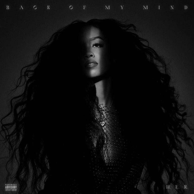H.E.R. auf dem Cover von „Back Of My Mind“ in dramatischer Schwarz-Weiß-Ästhetik mit wallendem Haar und geheimnisvollem Halbschatten.