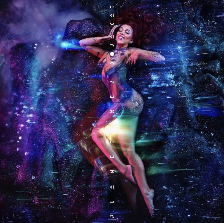 Das Albumcover von „Planet Her“ von Doja Cat zeigt sie schwebend im Weltall, nackt bemalt mit kosmischen Farben – sinnlich, futuristisch, überirdisch inszeniert.