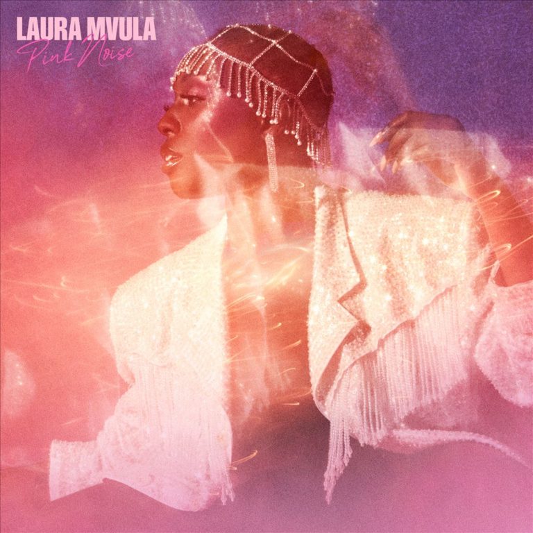 Das Albumcover von „Pink Noise“ von Laura Mvula zeigt die Sängerin glamourös in Glitzer und Perlen vor einem pink-lila Schimmer – stilisiert und retro-futuristisch.