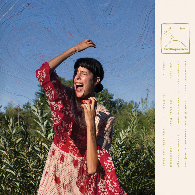 Albumcover von Half Waif – Mythopoetics: Nandi Rose schreit emotional auf einer Wiese, umhüllt von einem luftigen Kleid mit rotem Muster, daneben ein beige gestaltetes Tracklisting.