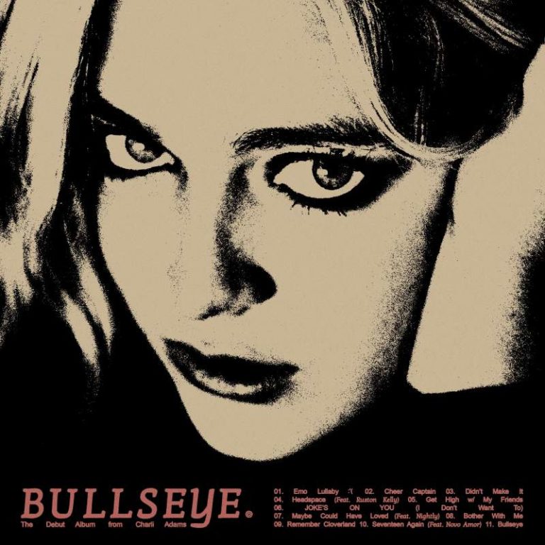 Cover des Albums Bullseye von Charli Adams: Ein kontrastreiches Porträt in Schwarz-Beige, mit intensiven Augen und typografischem Titel am unteren Rand.