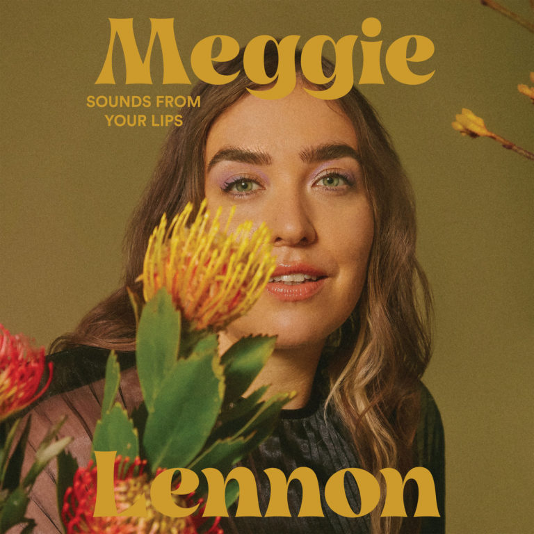 Meggie Lennon blickt freundlich in die Kamera, umrahmt von exotischen, farbenfrohen Blumen. Ihre grünen Augen, dezente Pastell-Schminke und das warme Licht schaffen eine verträumt-sinnliche Stimmung. Der Albumtitel „Sounds From Your Lips“ und ihr Name erscheinen in goldener Retro-Schrift.