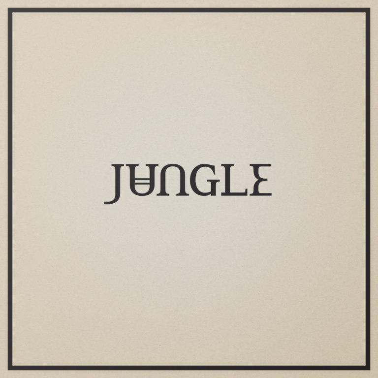 Ein minimalistisches Cover mit gespiegelt gesetztem JUNGLE-Schriftzug auf beigem Grund – stilvoll, rätselhaft, wie ein Funk-Mandala auf Reset.