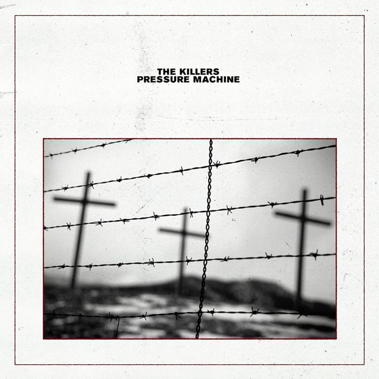 Albumcover von The Killers „Pressure Machine“: Schwarz-weißes Foto mit Stacheldraht im Vordergrund und drei Kreuzen im Hintergrund, minimalistisches Design.