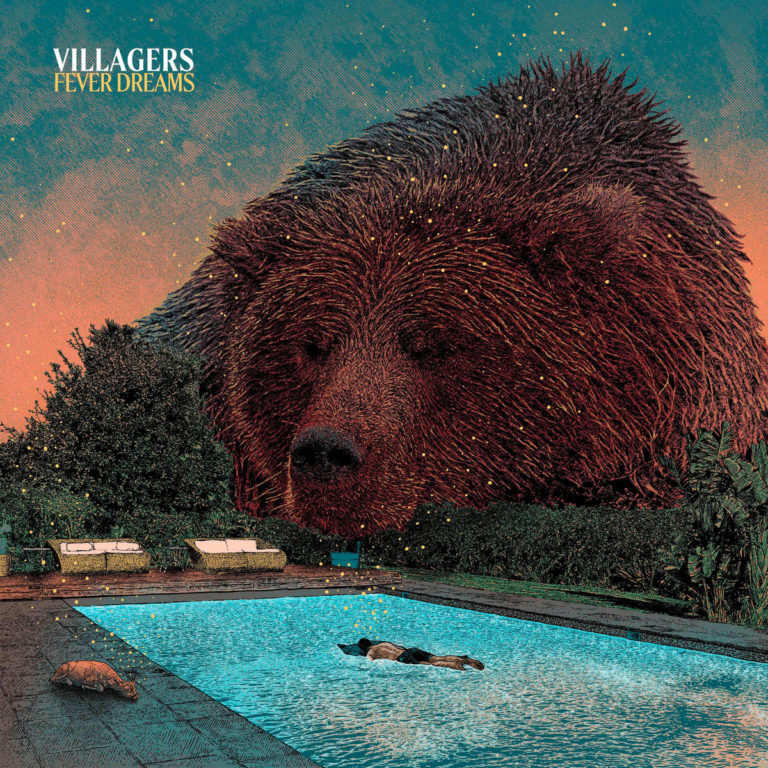 Surreales Coverbild von „Fever Dreams“ von Villagers: Ein riesiger Bär schwebt über einem Swimmingpool bei Sonnenuntergang, darin liegt eine Person treibend im Wasser, daneben eine schlafende Katze. Umgeben von funkelnden Lichtpunkten, vermittelt die Szene Traum, Unruhe und Fantasie.