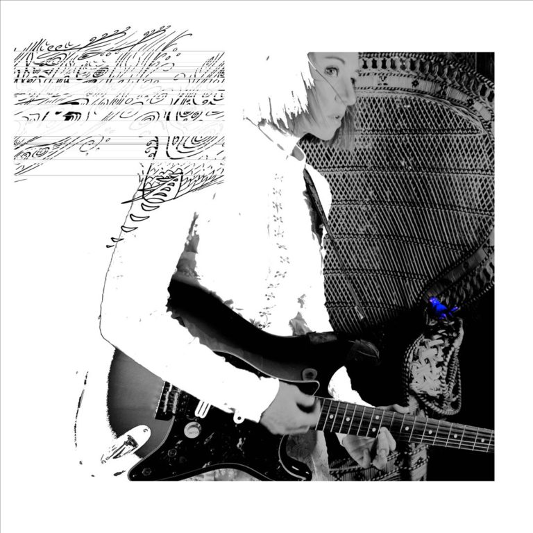 Albumcover zu Into the Blue: Stilisiertes Schwarz-Weiß-Bild einer Frau mit E-Gitarre, teils illustriert und überbelichtet, mit einem kleinen blauen Farbakzent.