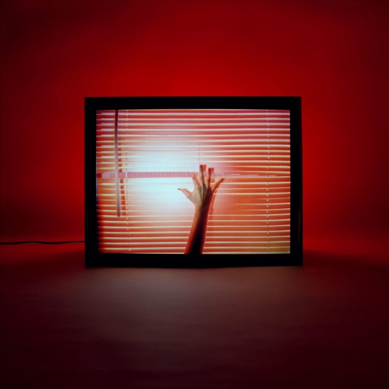 Albumcover zu Screen Violence: Ein Fernseher zeigt eine Hand, die sich durch geschlossene Jalousien streckt, auf leuchtend rotem Hintergrund.
