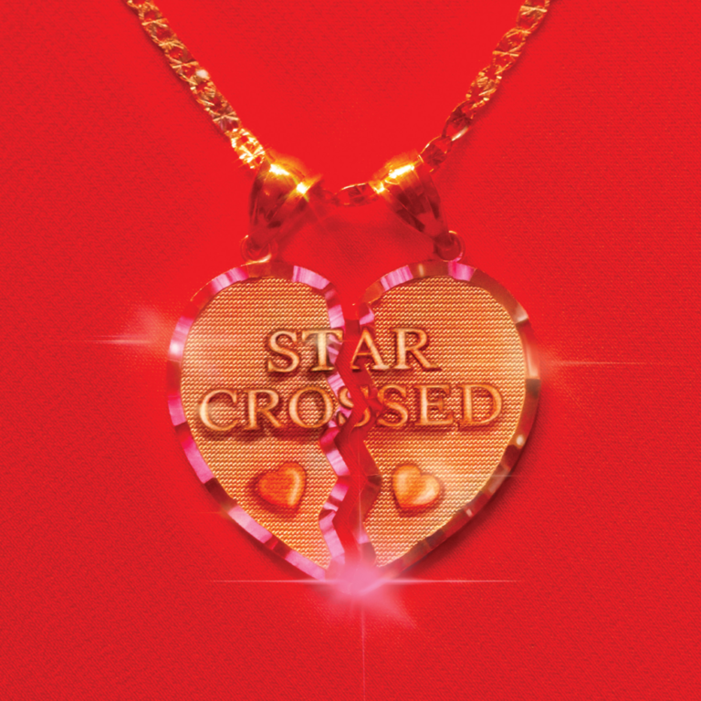 Albumcover von Star-Crossed: Zerbrochener, golden glänzender Herzanhänger mit dem Schriftzug "Star Crossed" auf rotem Hintergrund, an goldener Kette.