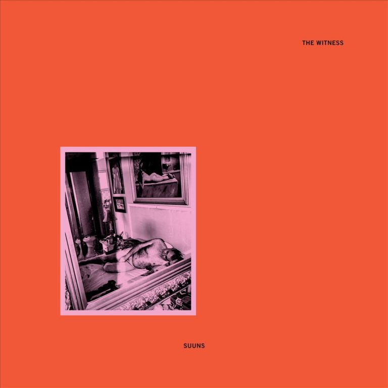 Albumcover zu The Witness von SUUNS: Leuchtend roter Hintergrund mit kleinem, pink eingefärbtem Foto eines liegenden Mannes in einem verspiegelten Raum.