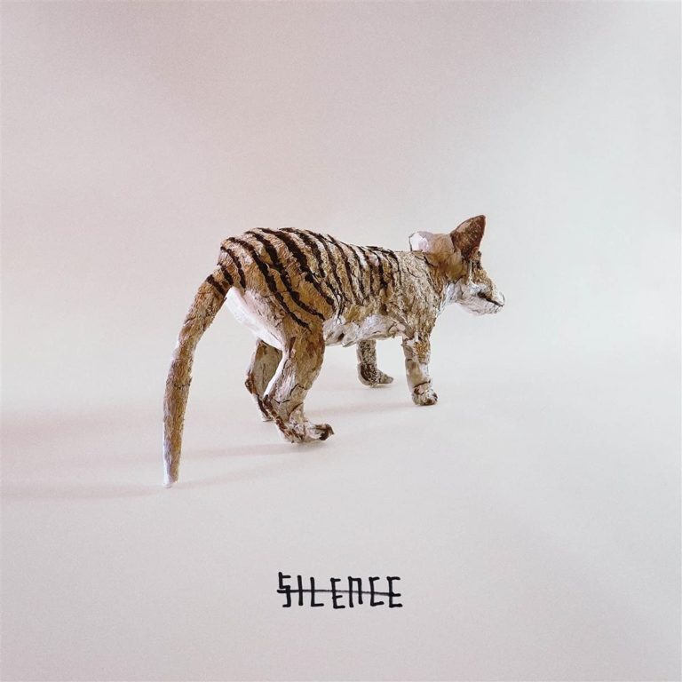 Papiermodell eines Thylacine (Beutelwolf) auf hellem Hintergrund – minimalistisches Artwork zum Album „Silence“ von Alexis Taylor.