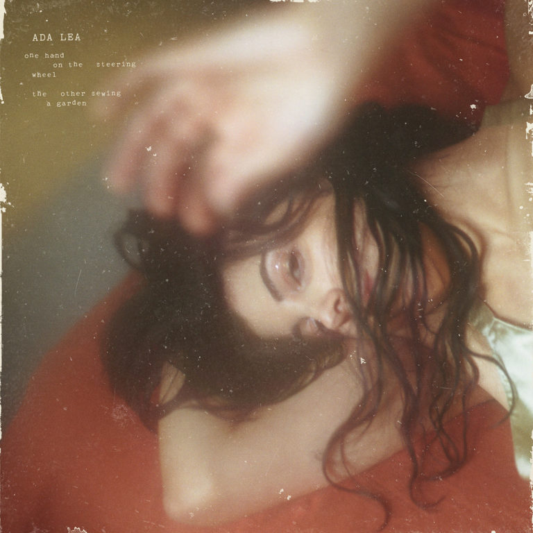 Weiches, unscharfes Porträt einer Frau in halb liegender Pose mit melancholischem Blick – ein verträumtes, vintage-inspiriertes Albumcover in Beige und Rot.
