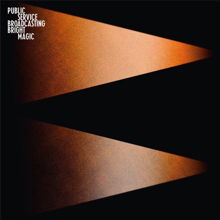 Abstraktes Albumcover mit zwei schräg zulaufenden Lichtstrahlen auf schwarzem Hintergrund – minimalistisch und futuristisch.