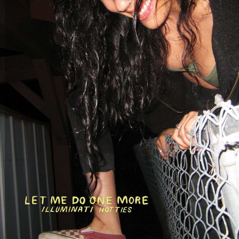 Cover von „Let Me Do One More“: Eine lachende Frau mit nassem Haar lehnt sich über einen Maschendrahtzaun, bei Nacht. Der Titel steht unten in neongelber Handschrift.