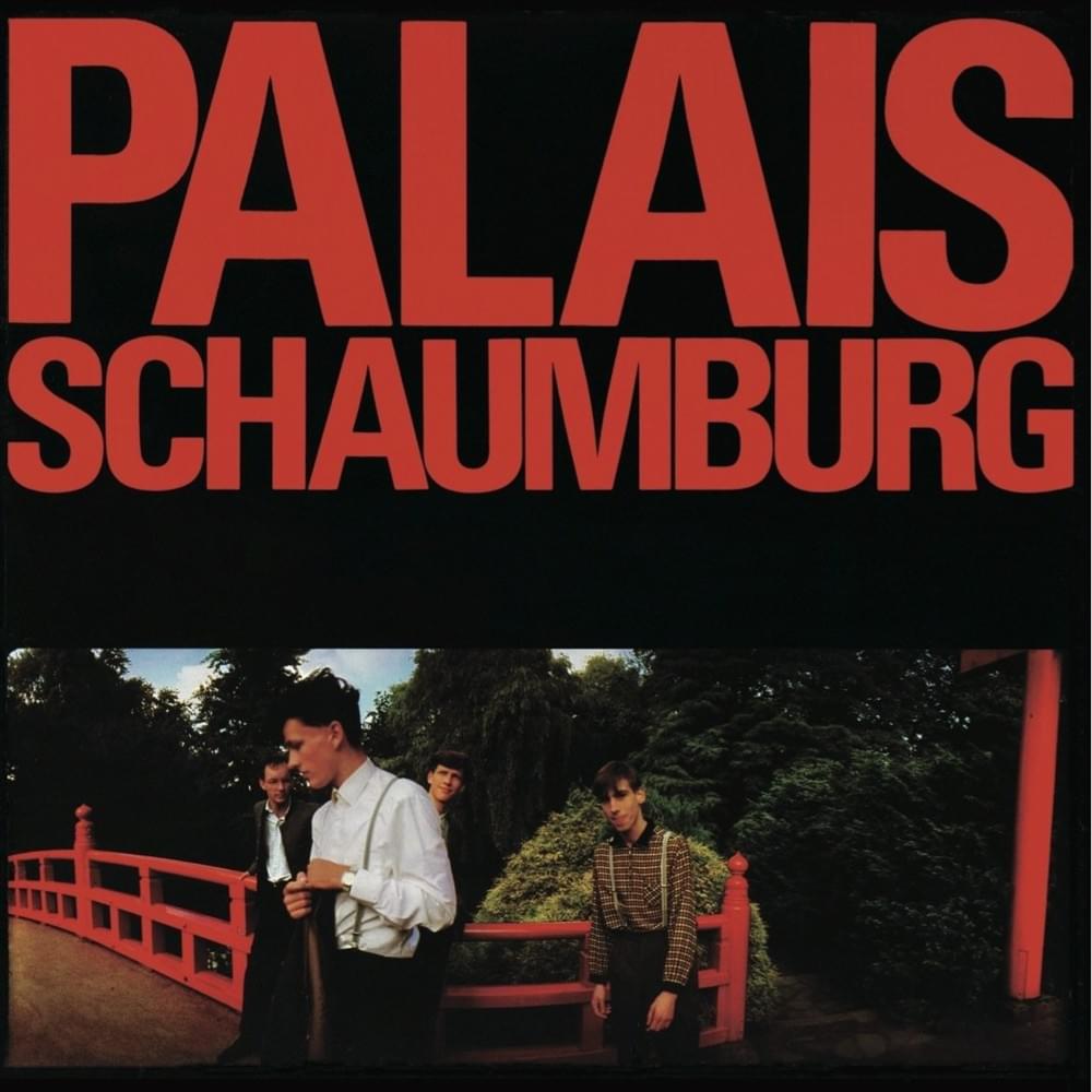 Albumcover von Palais Schaumburg mit vier Bandmitgliedern vor einer roten Brücke in einem Park.